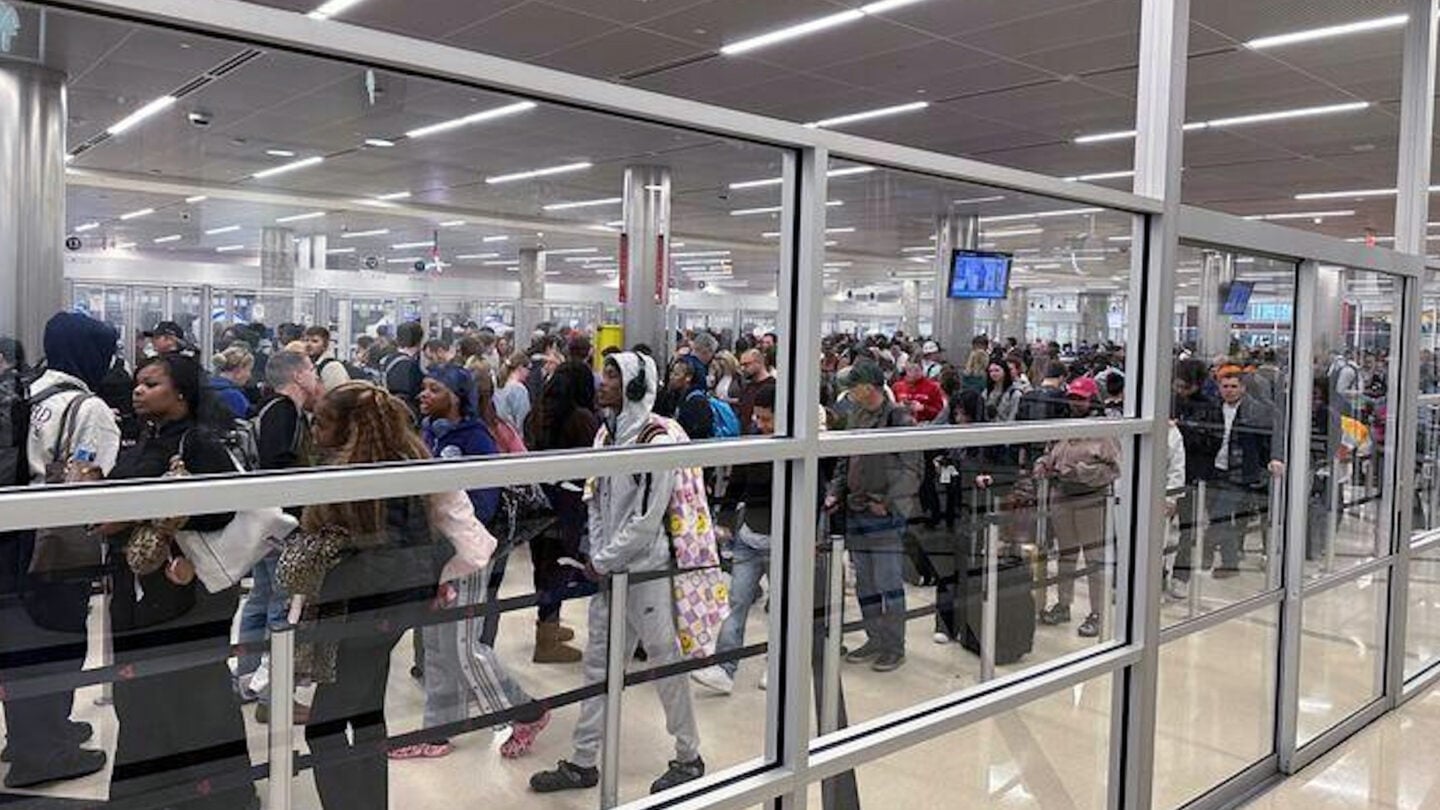 国际出入境观察| 第1篇：美国机场大混乱——一场停摆引发的出行噩梦